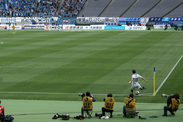 KAZU kicks corner kick (2007-04-27)